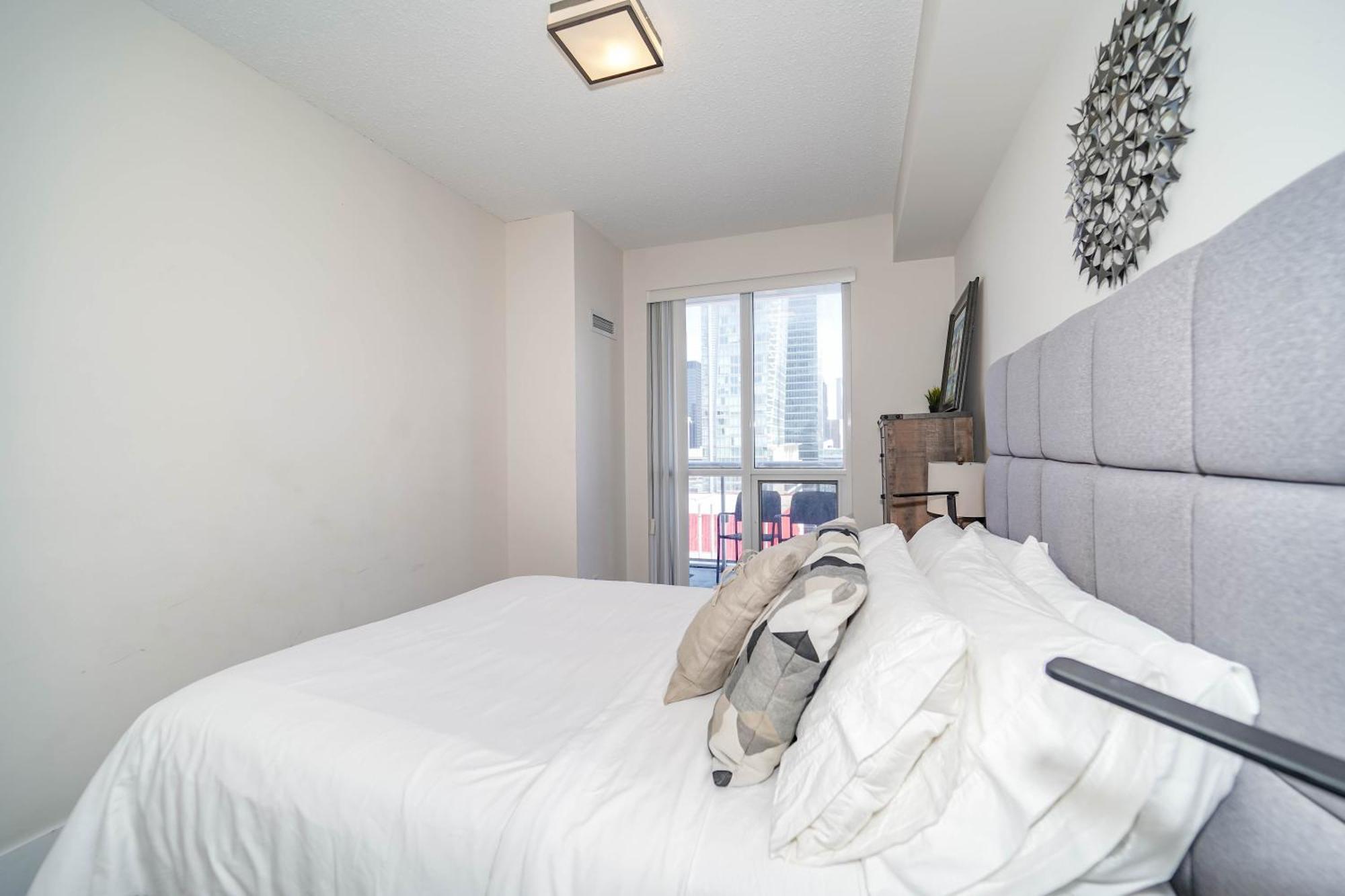 Chol Furnished Suites Heart Of Downtown Toronto, 2 Beds, Free Parking, Cn Tower View Екстер'єр фото