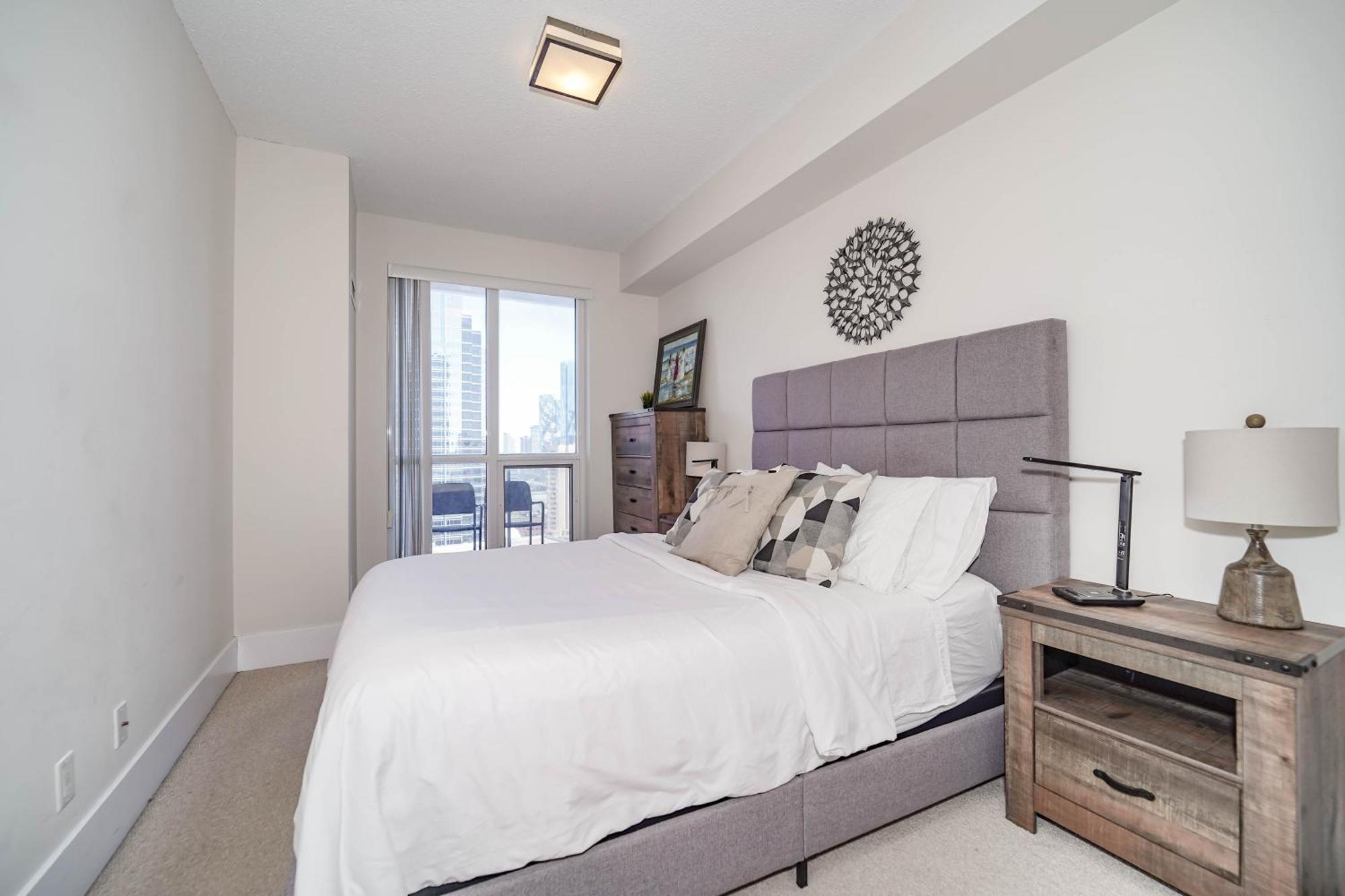 Chol Furnished Suites Heart Of Downtown Toronto, 2 Beds, Free Parking, Cn Tower View Екстер'єр фото