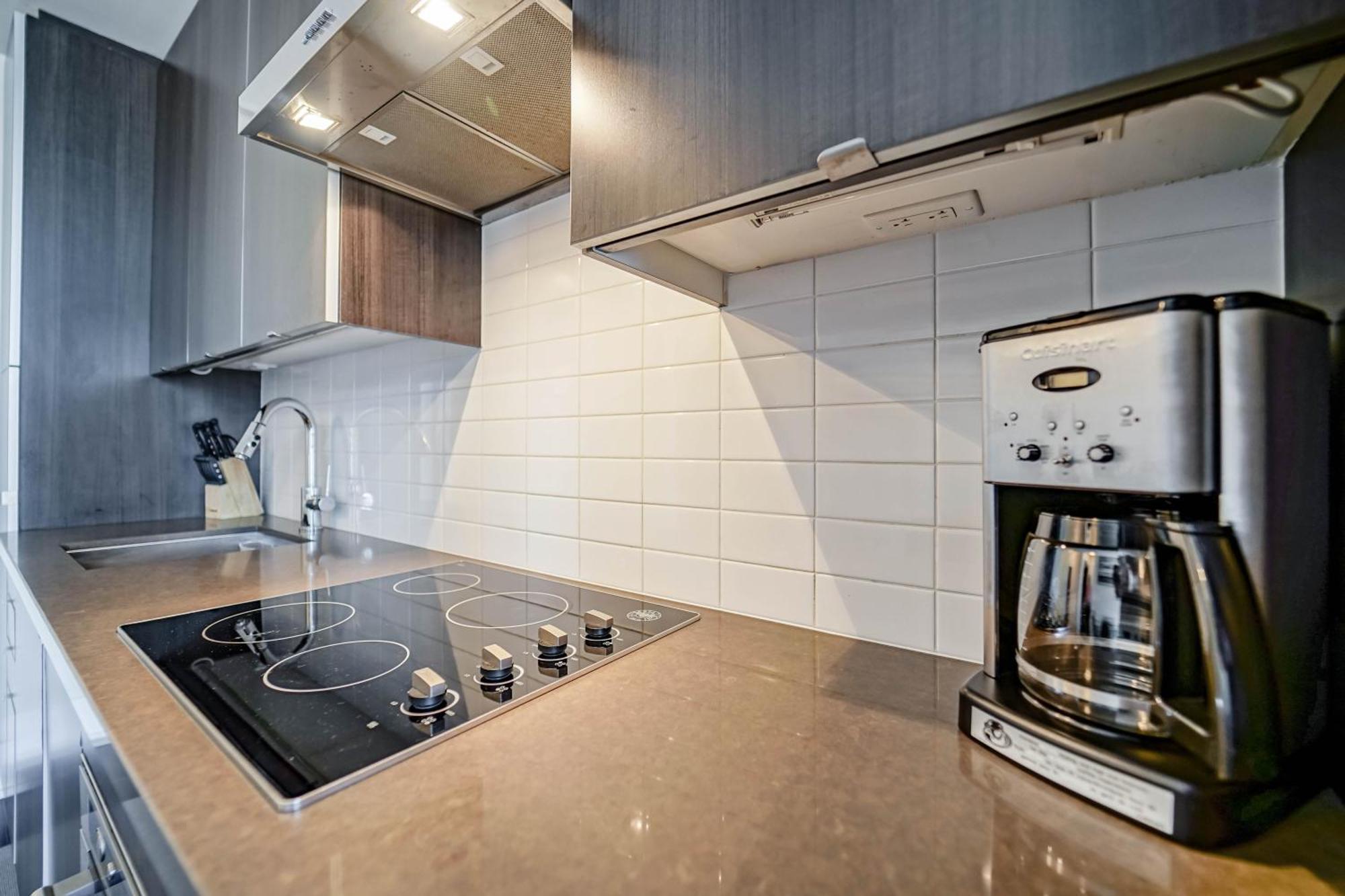 Chol Furnished Suites Heart Of Downtown Toronto, 2 Beds, Free Parking, Cn Tower View Екстер'єр фото